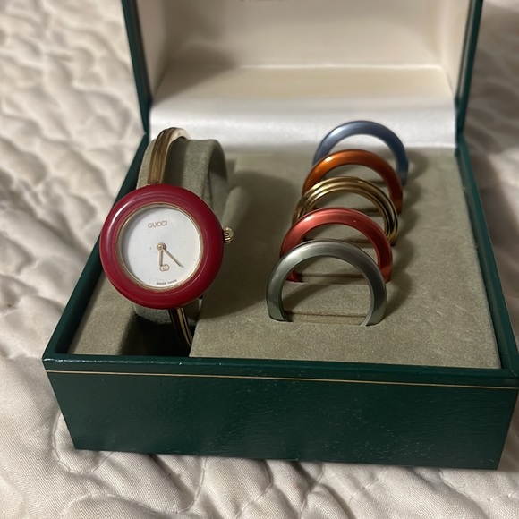 Gucci 1100-L Series Watch with interchangeable bezels - Picture 2 of 3